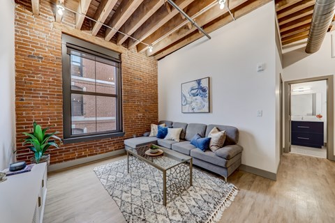 Floor plan for 1 bed, 1 bath, 605 sqft
